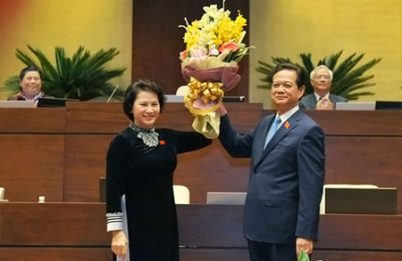Chủ tịch Quốc hội Nguyễn Thị Kim Ngân thay mặt Quốc hội tặng hoa và gửi lời cảm ơn đến đồng chí Nguyễn Tấn Dũng.